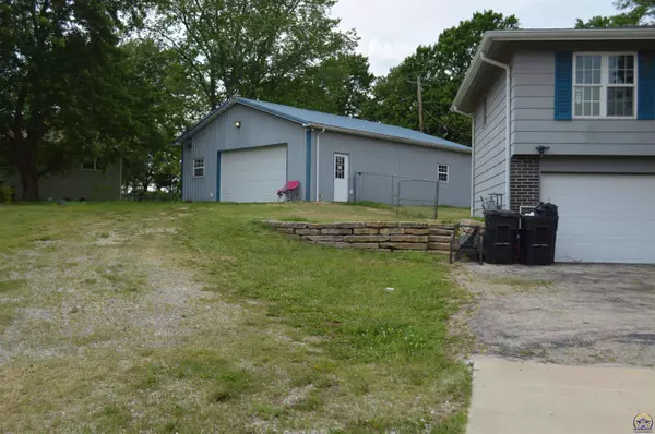 3848 SE 23rd TER, Topeka, KS 66605