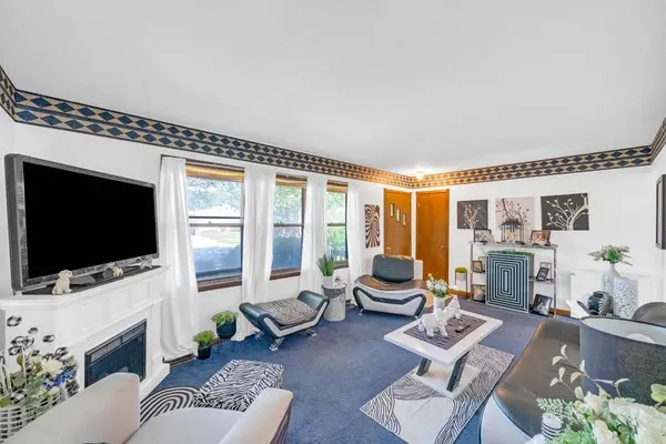 2425 E 42nd Street, Des Moines, IA 50317