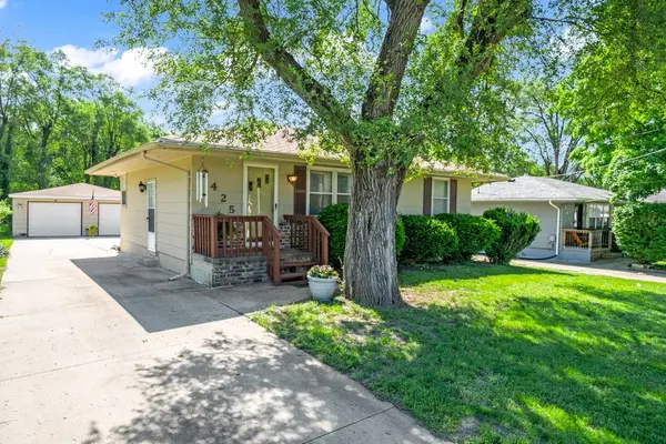 2425 E 42nd Street, Des Moines, IA 50317