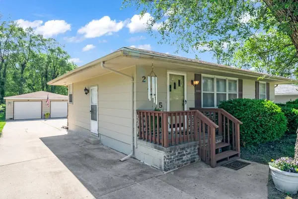 2425 E 42nd Street, Des Moines, IA 50317