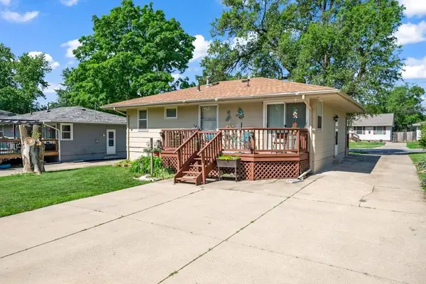 2425 E 42nd Street, Des Moines, IA 50317