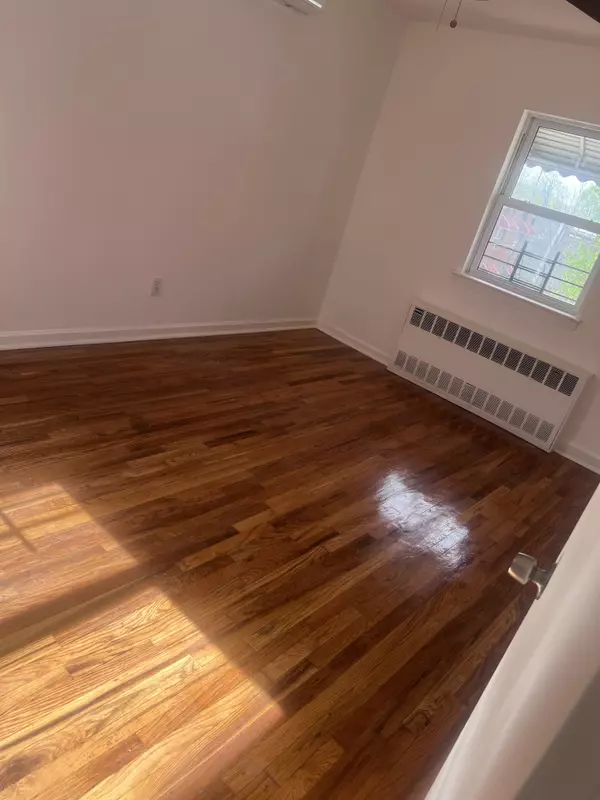 2033 Strang Ave #2, Bronx, NY 10466-2339