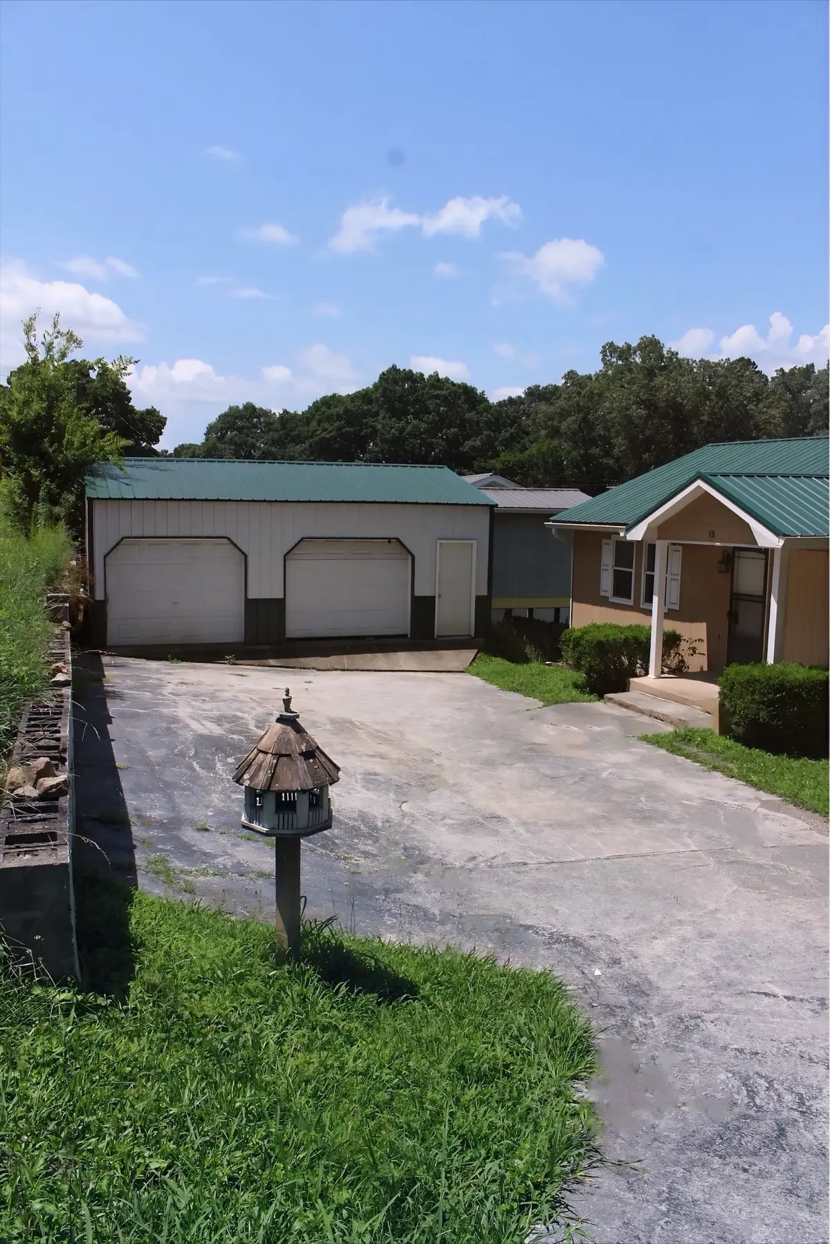 13 Travis Rd, Rossville, GA 30741-4921