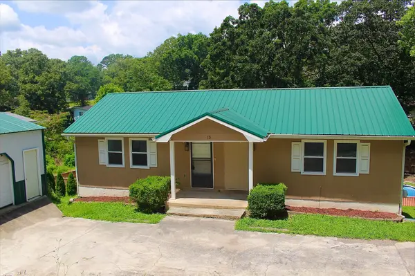 13 Travis Rd, Rossville, GA 30741-4921