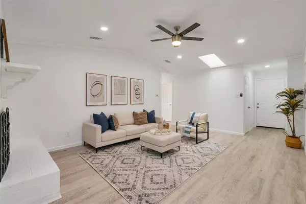 6825 John Drive, Richland Hills, TX 76118