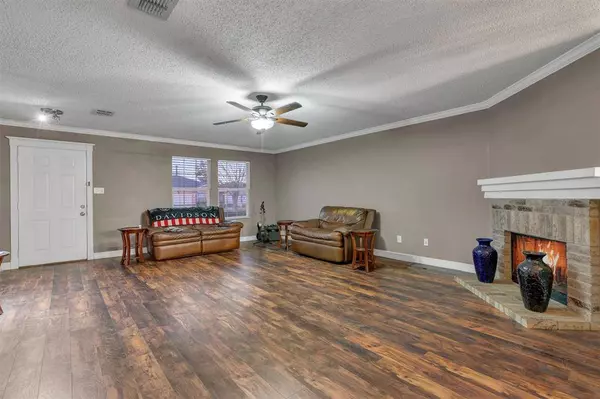 910 Anvil Creek Drive, Arlington, TX 76001