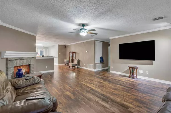 910 Anvil Creek Drive, Arlington, TX 76001