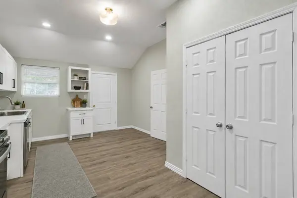 1037 E Cantey St, Fort Worth, TX 76104