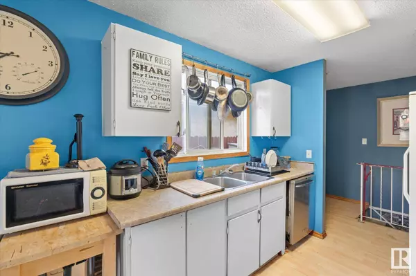 1758 37 ST NW, Edmonton, AB T6L 2R2