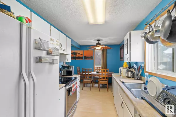 1758 37 ST NW, Edmonton, AB T6L 2R2