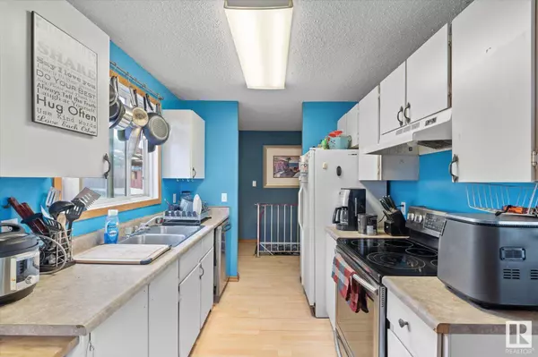 1758 37 ST NW, Edmonton, AB T6L 2R2