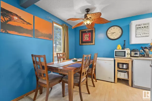 1758 37 ST NW, Edmonton, AB T6L 2R2