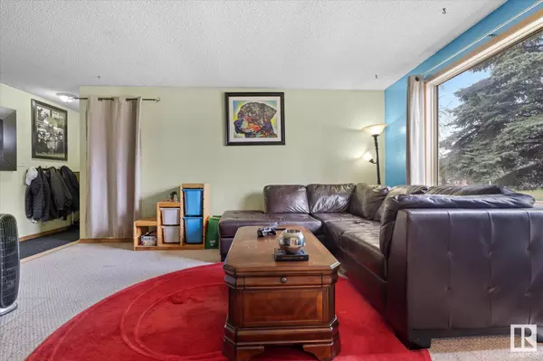 1758 37 ST NW, Edmonton, AB T6L 2R2