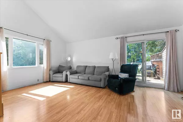 28 HOMESTEAD CR NW, Edmonton, AB T5A 2Y3