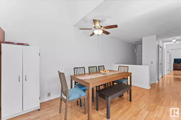 28 HOMESTEAD CR NW, Edmonton, AB T5A 2Y3