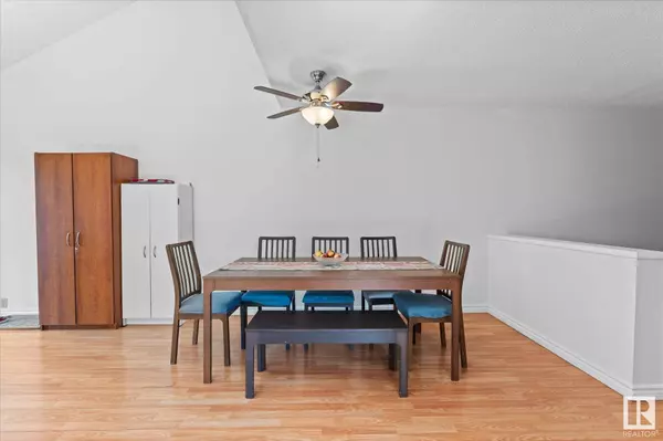 28 HOMESTEAD CR NW, Edmonton, AB T5A 2Y3