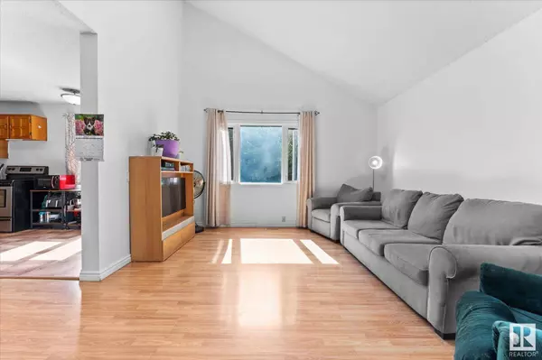 28 HOMESTEAD CR NW, Edmonton, AB T5A 2Y3