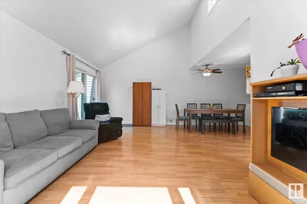 28 HOMESTEAD CR NW, Edmonton, AB T5A 2Y3