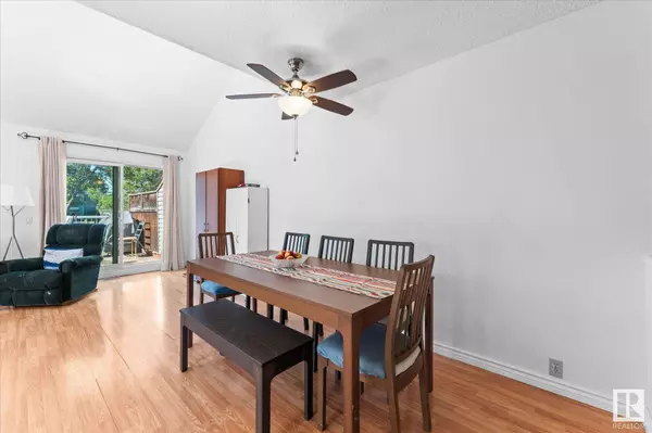 28 HOMESTEAD CR NW, Edmonton, AB T5A 2Y3