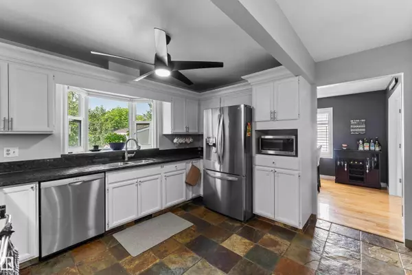 15616 80 ST NW, Edmonton, AB T5S 2T5