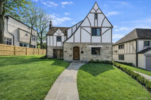 18 Lakeside DR, New Rochelle, NY 10801