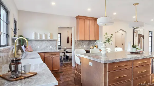 18 Lakeside DR, New Rochelle, NY 10801