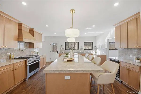 18 Lakeside DR, New Rochelle, NY 10801