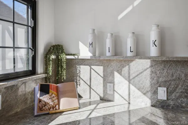 18 Lakeside DR, New Rochelle, NY 10801