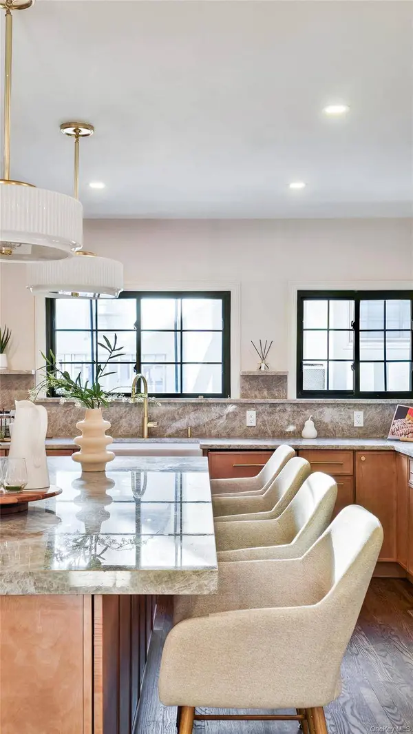 18 Lakeside DR, New Rochelle, NY 10801