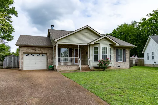 617 Kingway Dr, Old Hickory, TN 37138-2313
