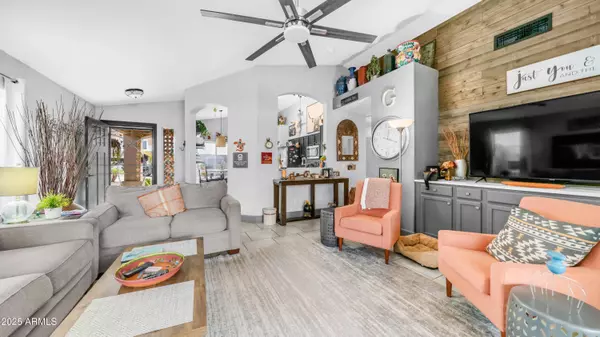 882 E BAYLOR Lane, Gilbert, AZ 85296