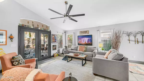 882 E BAYLOR Lane, Gilbert, AZ 85296