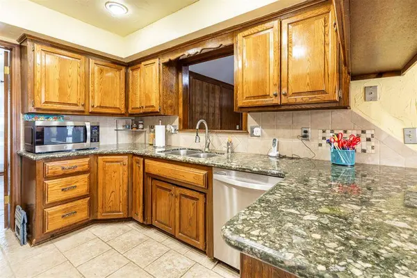 912 Carfax RD, Edmond, OK 73034