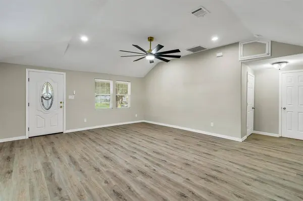 1037 E Cantey Street, Fort Worth, TX 76104