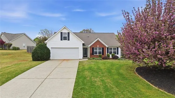 5828 Meadowfield TRCE, Flowery Branch, GA 30542