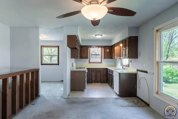 2616 SE 30th St, Topeka, KS 66605