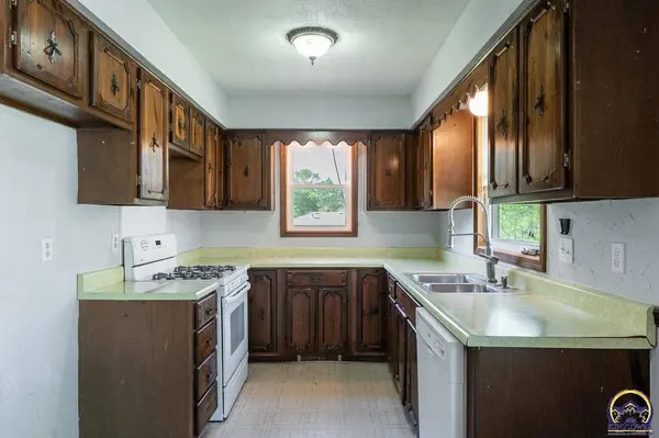 2616 SE 30th St, Topeka, KS 66605