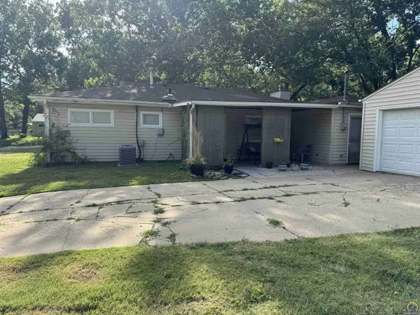 1948 SE Edgewater TER, Topeka, KS 66604