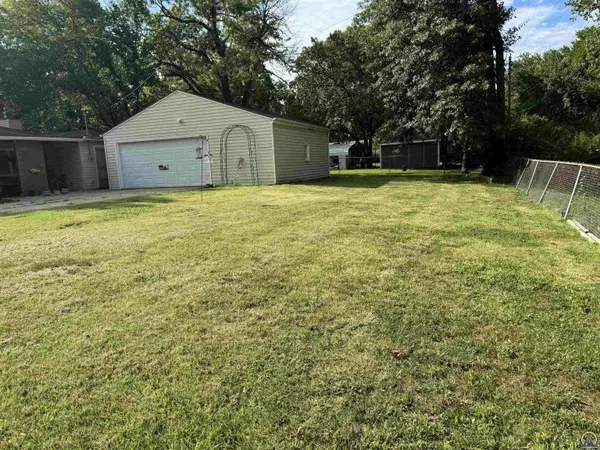 1948 SE Edgewater TER, Topeka, KS 66604