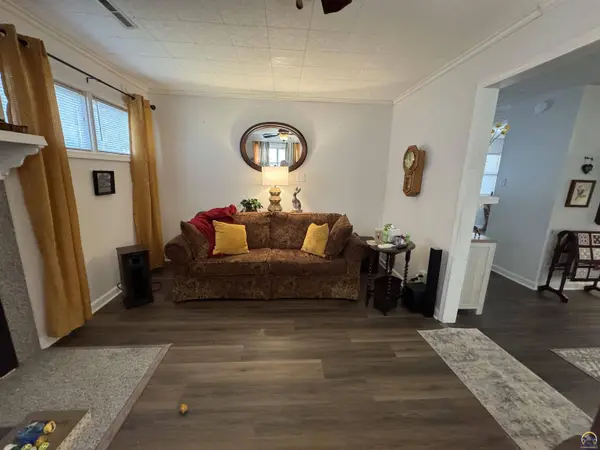 1948 SE Edgewater TER, Topeka, KS 66604