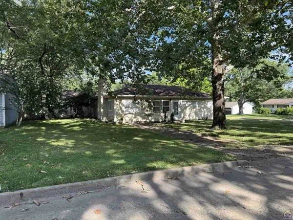 1948 SE Edgewater TER, Topeka, KS 66604