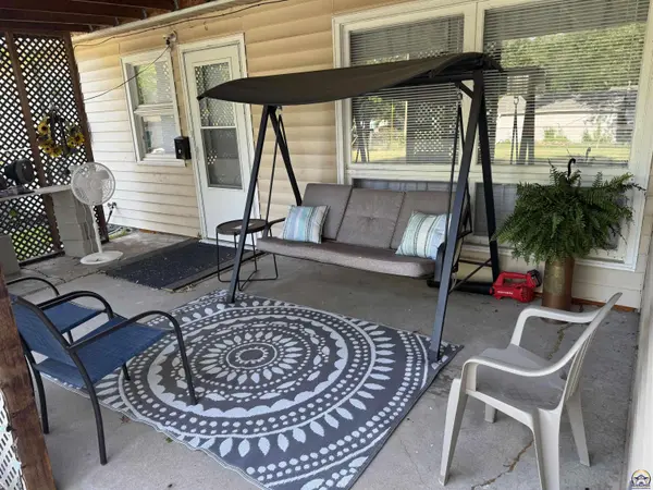 1948 SE Edgewater TER, Topeka, KS 66604