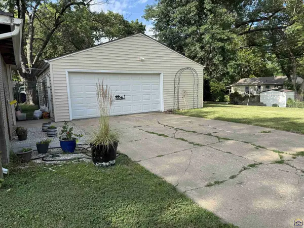 1948 SE Edgewater TER, Topeka, KS 66604