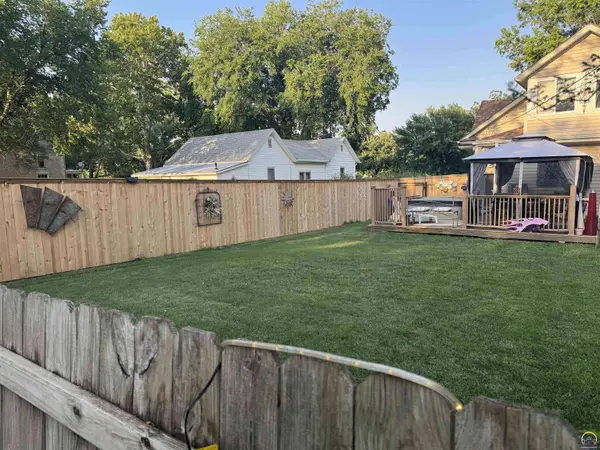 325 Kansas AVE, Alma, KS 66401