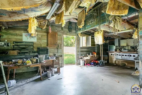 32572 Hendricks Creek Rd, Paxico, KS 66401