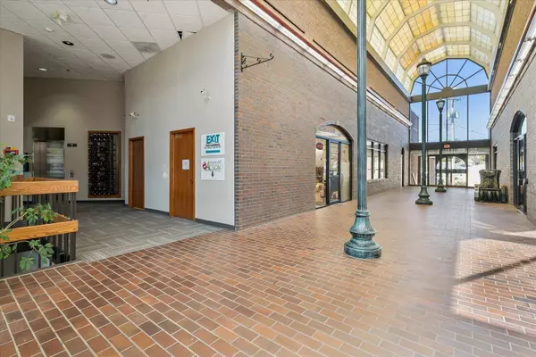 1 W Charles ST, Oelwein, IA 50662