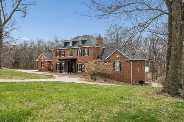 77 Roosevelt Drive, East Dubuque, IL 61025