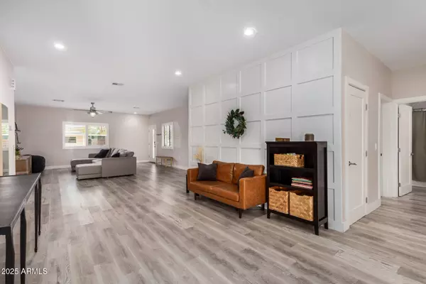 1841 E CLARENDON Avenue, Phoenix, AZ 85016