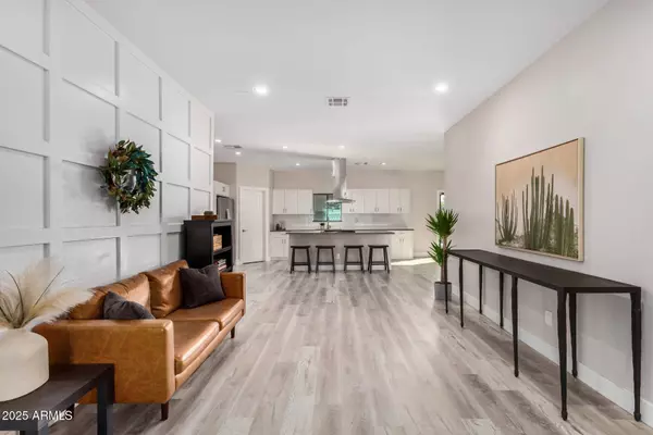 1841 E CLARENDON Avenue, Phoenix, AZ 85016