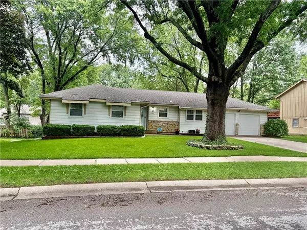 304 S Cardinal DR, Olathe, KS 66062